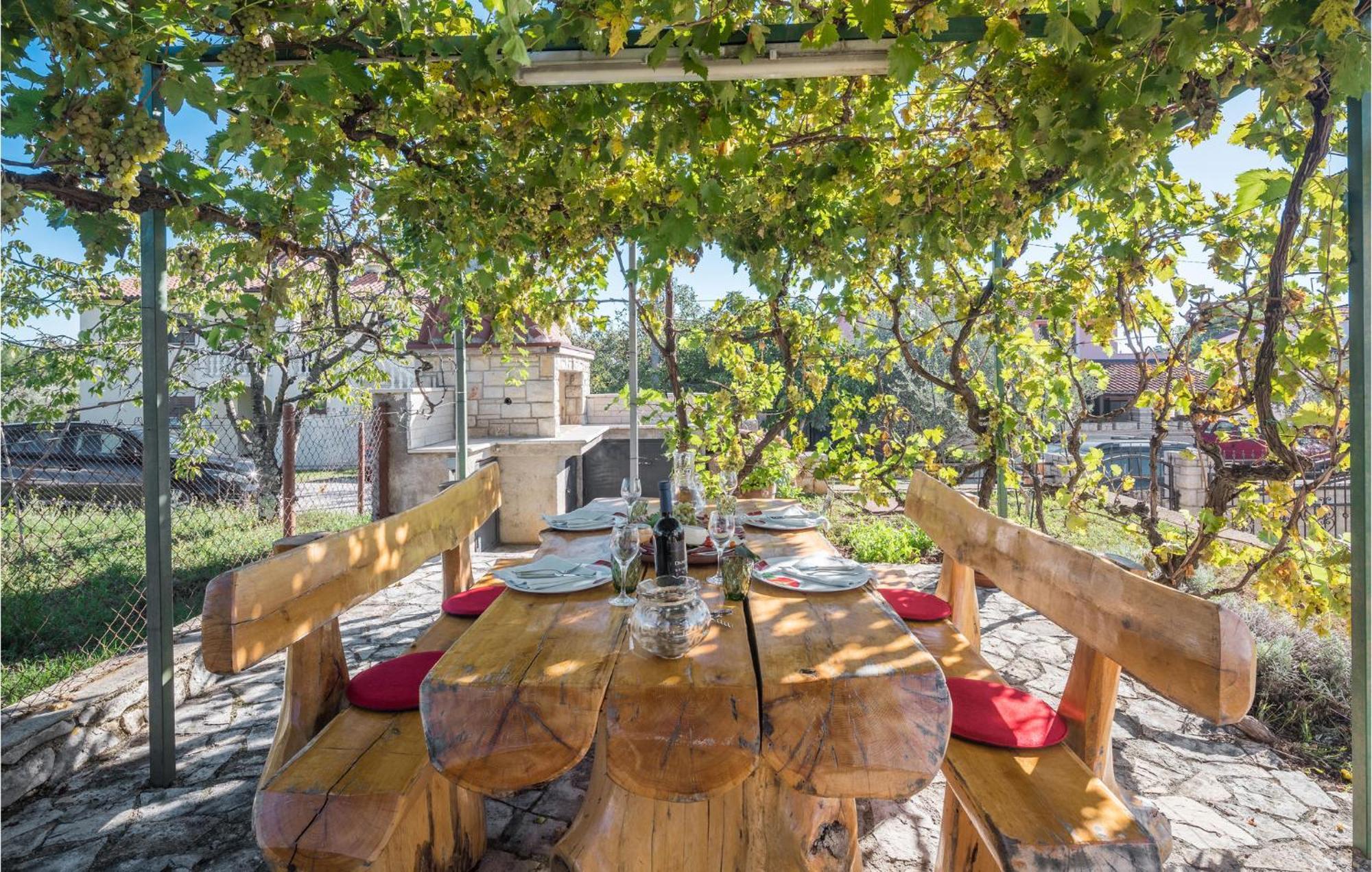Gorgeous Apartment In Musalez With Kitchen Exterior foto