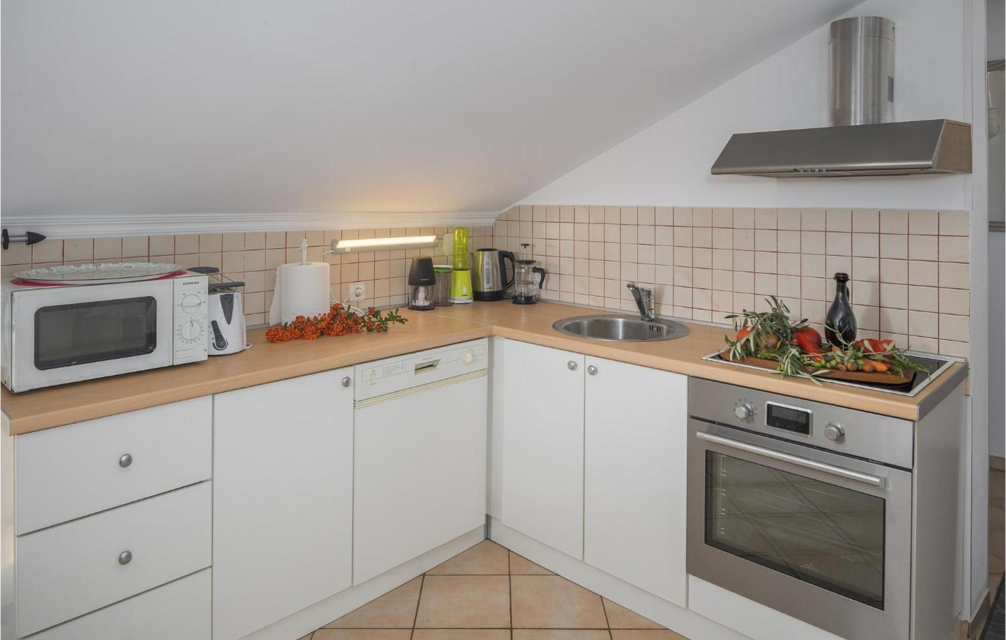 Gorgeous Apartment In Musalez With Kitchen Exterior foto